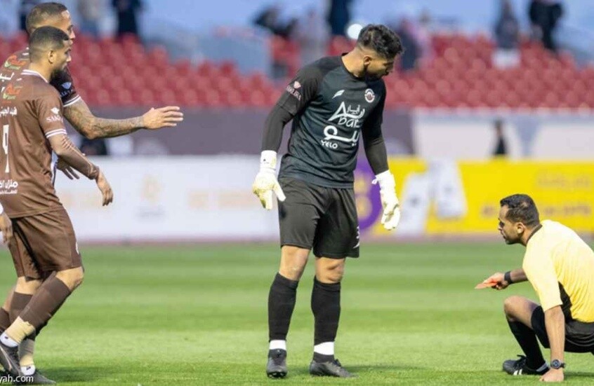Watch: Goalkeeper assaults referee during Saudi League match (Video)